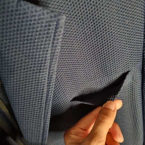 Giorgio Armani Men's Navy Textured Blazer – Made in Italy – Size 50 (EU) - Picture 4 of 10